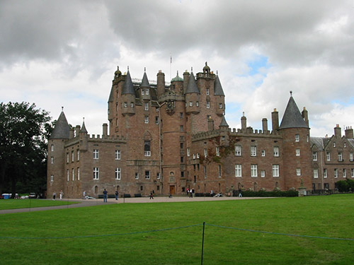 #166 – CHAINED HEIR: GOTHIC HORROR IN GLAMIS CASTLE